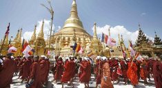 Les bouddhistes au Myanmar.