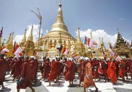 Les bouddhistes au Myanmar.