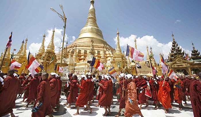 Les bouddhistes au Myanmar.